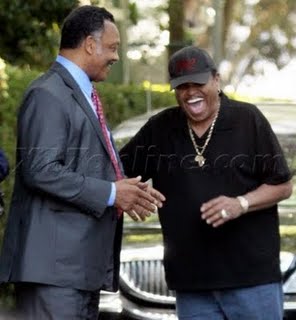 Esta foto fue tomada un día después de la muerte de Michael Jackson ¿Por qué esta Joe Jackson riéndose a carcajadas a un dia de la muerte de su hijo?